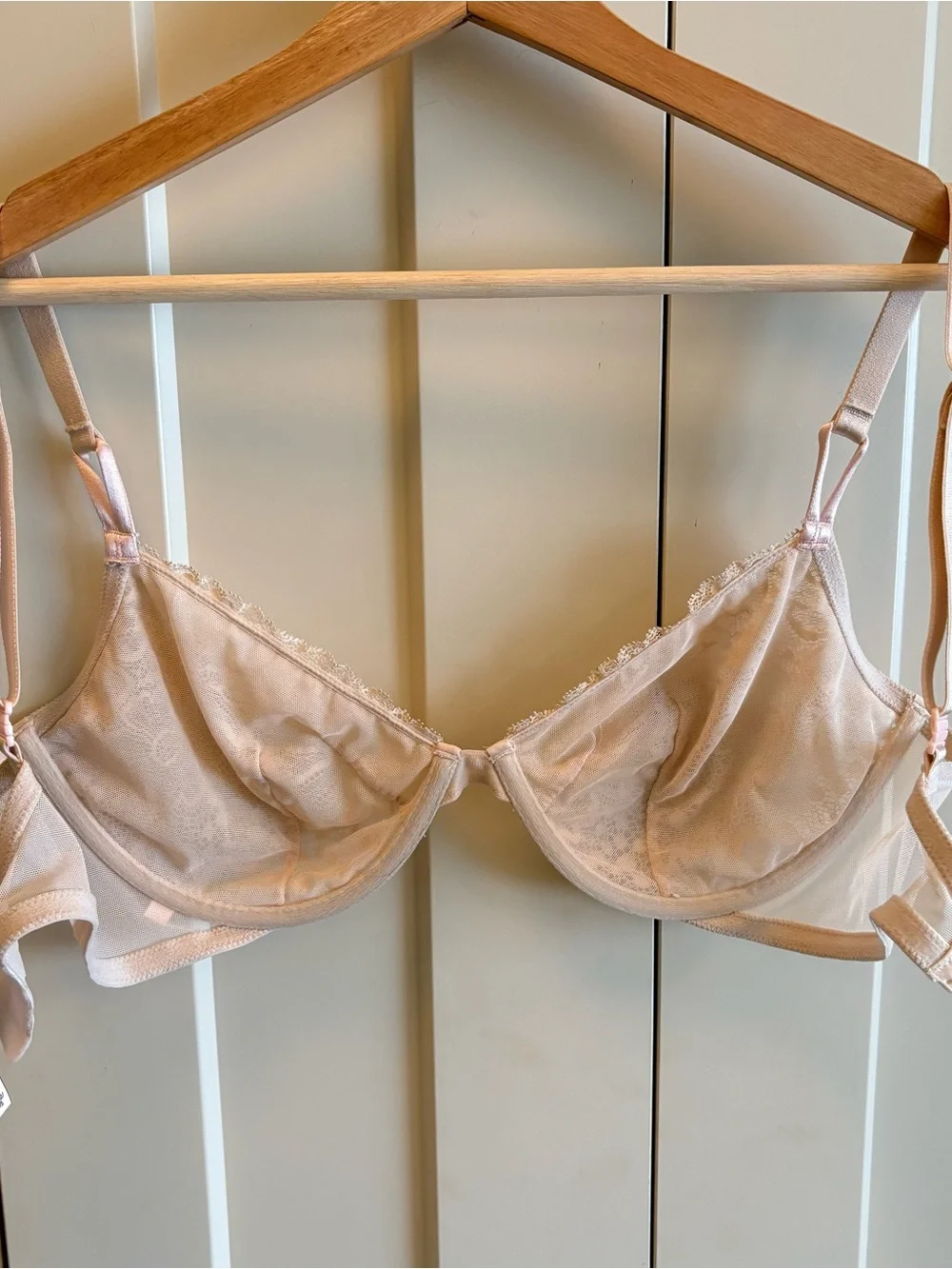 Victoria's Secret Light Nude Lace Underwire Bra - Picture 4 of 10